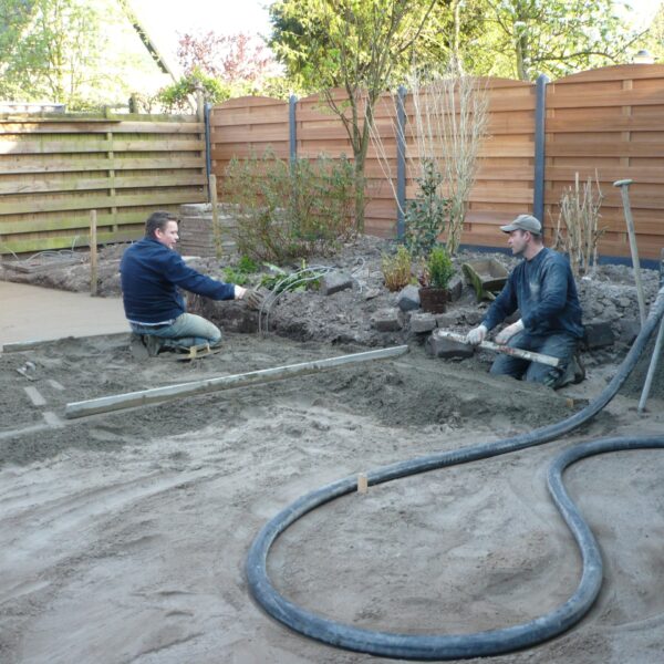 De voorbereidingen voor het aanleg van het terras, de ondergrond.